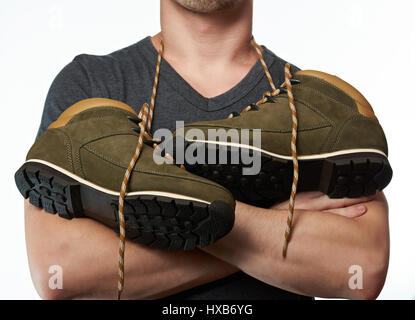 Mann mit Wanderschuhe an Hals hängen. Outdoor-Schuhe Schnürsenkel hängen Stockfoto