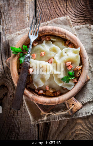 Leckere Knödel mit Mushrroms auf alten Holztisch Stockfoto