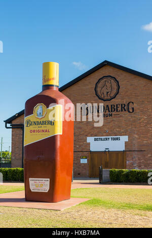 Eine riesige Version von Australiens ikonische Bundy Rum Flasche vor die Bundaberg Rum Destillerie Besucherzentrum.  Bundaberg, Queensland, Australien Stockfoto