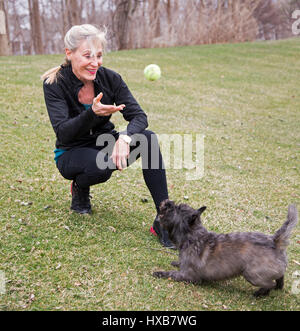 Fit Woman fangen mit ihrem Hund spielen Stockfoto