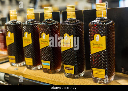 Flaschen rum Produkte in den Regalen der Bundaberg Rum Destillerie Besucherzentrum, Bundaberg, Queensland, Australia Stockfoto