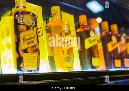 Flaschen von Bundaberg Rum - Teil der Wand von Bundy in der Bundaberg Rum Destillerie Besucherzentrum...  Bundaberg, Queensland, Australien Stockfoto