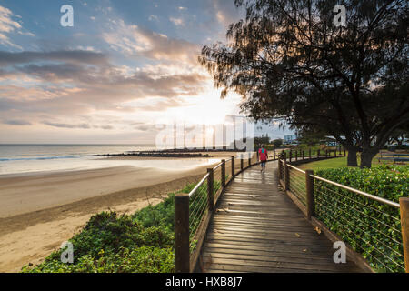 Am frühen Morgen Walker auf der Esplanade Boardwalk am Strand Bargara, Bundaberg, Queensland, Australien Stockfoto