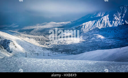 Panoramablick über die verschneiten Tal vom Kasprowy Wierch im Tatra-Gebirge Stockfoto