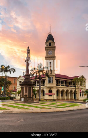 Blick auf den Sonnenuntergang der Bundaberg Postamt und Uhrturm, zusammen mit dem Kriegerdenkmal Cenotaph.  Bundaberg, Queensland, Australien