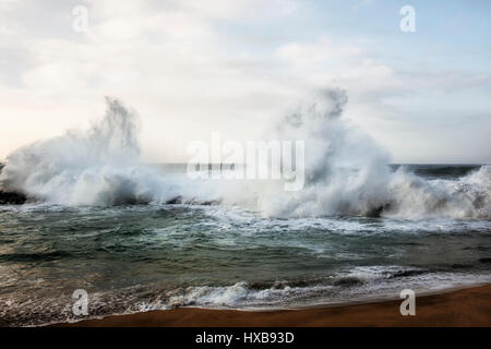 Am Abend Wellen gegen die Offshore-Lava Felsen am Lumaha'i Strand entlang des nördlichen Ufers auf Hawaii Insel Kauai. Stockfoto