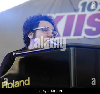 Ian Axel von A Great Big World führt auf der Bühne während 102.7 KIIS FM 2014 Wango Tango StubHub Center am 10. Mai 2014 in Los Angeles, Kalifornien. Stockfoto