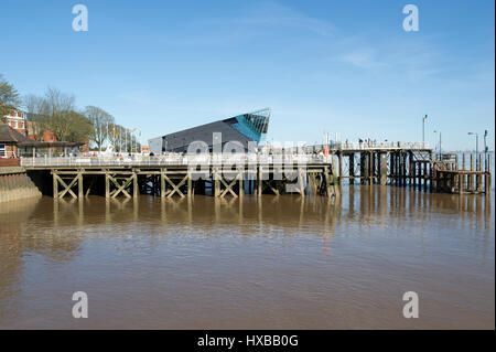 Touristen auf dem Steg in der Marina in der Nähe von Humber Street in Kingston nach Hull, UK Kulturhauptstadt 2017 mit The Deep Aquarium im Hintergrund. Stockfoto