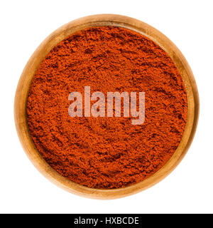 Rote Paprika Paprikapulver in Holzschale. Boden-Gewürz hergestellt aus luftgetrockneter und geräucherter Paprika, Capsicum Annuum. Ungarische Küche. Stockfoto