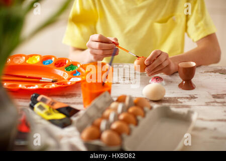 Malerei-Osterei in Küche, Konzept Stockfoto