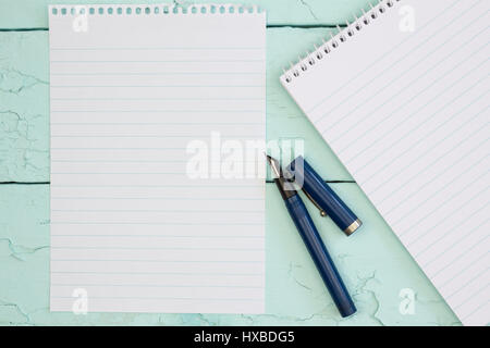 Leere Notiz Pad Papier und Füllhalter mit Ringbinder Note pad auf blauen Deck Tisch Stockfoto