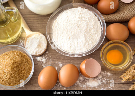 Draufsicht auf die Grundzutaten für Backen-Eiern, Mehl, Milch Stockfoto