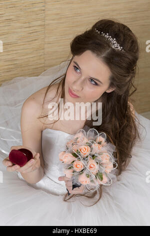 Eine charmante Braut schaut einen Verlobungsring. Stockfoto