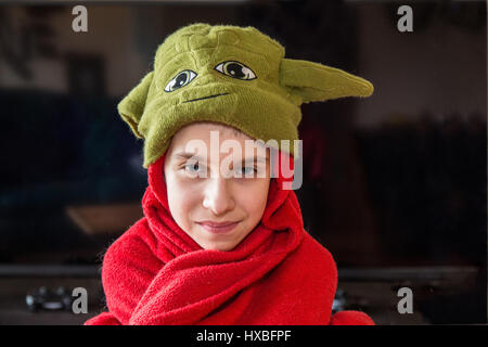 Vierzehn Jahre alten Jungen Angeberei sein Yoda Kostüm Stockfoto