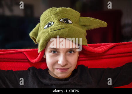 Vierzehn Jahre alten Jungen Angeberei sein Yoda Kostüm Stockfoto