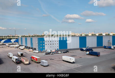 St. Petersburg, Russland - 13. Juni 2013: Lagerlogistik Komplex mit laden und Entladen Docks, Parkplatz Raum Sattelzüge, Lager-Gebäude Stockfoto