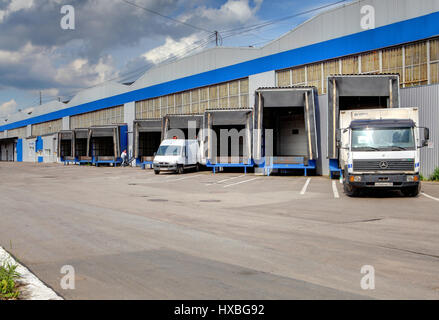 Sankt-PETERSBURG, Russland-13 Juni: Zeile des Ladens Docks Lager, 13. Juni 2013. Lkw Be- und Entladen im Lager. Stockfoto