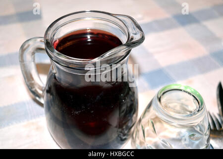 kleine Karaffe mit hausgemachten Rotwein Stockfoto