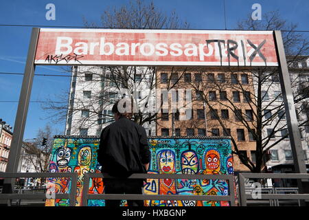 Haltestelle Barbarossaplatz in Köln (Köln), Nordrhein-Westfalen, Deutschland, Wandbild von Marcus Krips Stockfoto