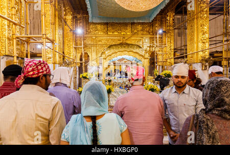 Indische Sikh Anhänger, Anbeter Gurdwara Bangla Sahib, ein Sikh-Tempel in New Delhi, der Hauptstadt von Indien, in der Nähe von Connaught Place Stockfoto