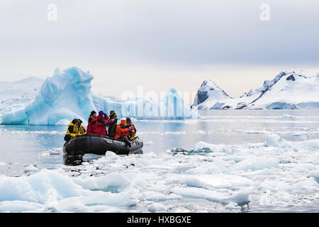 Antarktis Touristen im Tierkreis unter antarktischen Eisberges. Stockfoto