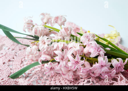 Rosa Hyazinthe Blumen Blumenstrauß auf einem gehäkelten Tisch decken Stockfoto