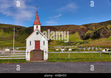 Reyniskirkja, Kirche am Reynisfjara Strand in der Nähe von Vík Í Mýrdal, South Coast, Island Stockfoto