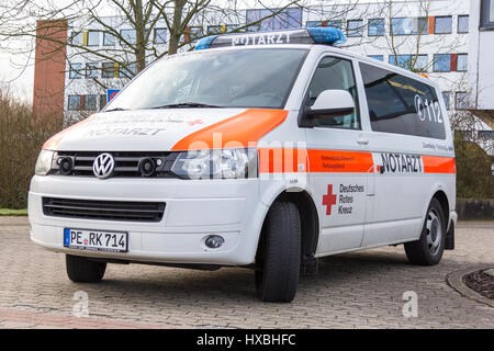 Peine/Deutschland - März 20, 2017: Deutsche Notarzt (notarzt) Auto steht auf einem Krankenhaus Stockfoto