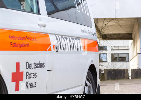 Peine/Deutschland - März 20, 2017: Deutsche Notarzt (notarzt) Auto steht auf einem Krankenhaus Stockfoto