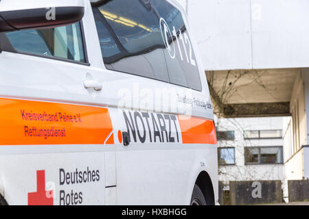 Peine/Deutschland - März 20, 2017: Deutsche Notarzt (notarzt) Auto steht auf einem Krankenhaus Stockfoto