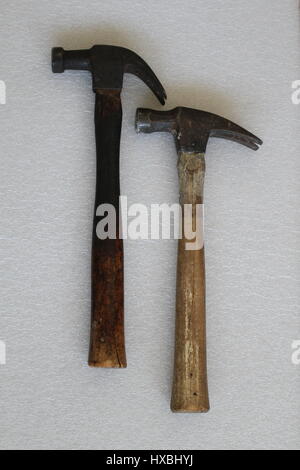 Zwei Eisen Hammer mit Holzgriff liegend auf einem weißen Hintergrund. Alten Hämmer sind in den USA hergestellt. Vertikal angeordnet, framing Hämmer. Retro-Hammer Stockfoto