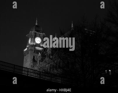 Bahnhof in Richmond in der Nacht. Main St Uhrturm. Stockfoto