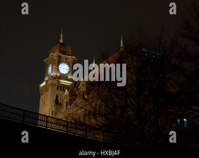 Bahnhof in Richmond in der Nacht. Main St Uhrturm. Stockfoto