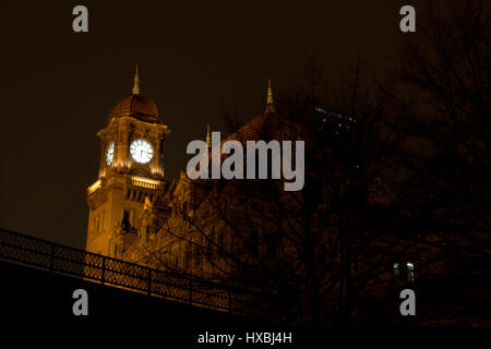 Bahnhof in Richmond in der Nacht. Main St Uhrturm. Stockfoto