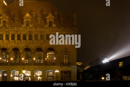 Bahnhof in Richmond in der Nacht. Main St Uhrturm. Stockfoto