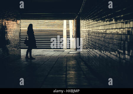 Silhouette der Frauen gegen Unterführung Treppe hinauf auf die Straße Stockfoto