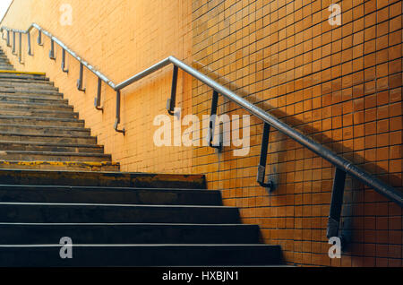 Unterführung Treppe hinauf auf die Straße Stockfoto
