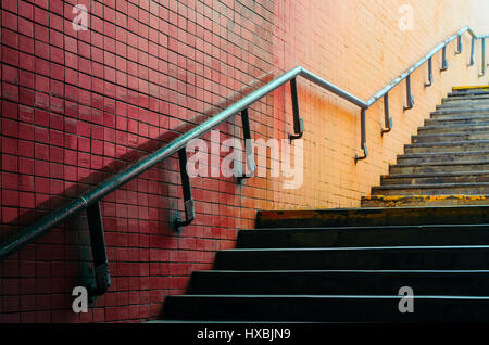 Unterführung Treppe hinauf auf die Straße Stockfoto