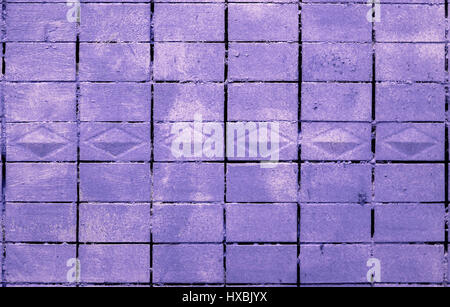 Alte Fliese Wand Textur in lila Hintergrund oder textfreiraum gemalt. Stockfoto