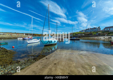 Ein Blick auf den Hafen in Cemaes Bay auf Anglesey Stockfoto