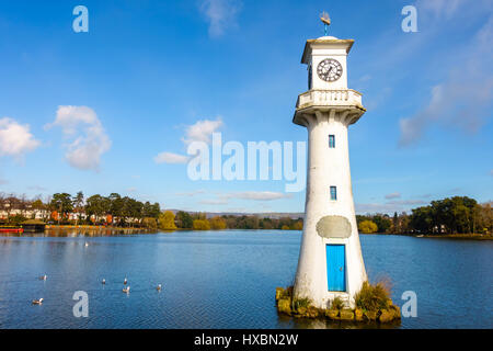 Öffentliche Roath Park mit See, Bootshaus, Boote und Robert Scott Memorial Lighthouse in Cardiff, Wales, Großbritannien. Foto im März 2017. Stockfoto