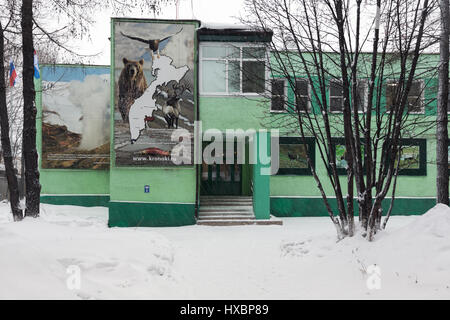 YELIZOVO Stadt, Kamtschatka, Russische Föderation - 5. Januar 2017: Winter-Blick auf Gebäude des Kronotsky Natur Biosphere Reserve Visitor Center Stockfoto