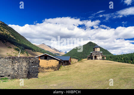 Alte Kirche der Hl. Dreifaltigkeit in Shenako Dorf am Südhang des großen Kaukasus. Tuscheti Region. Georgien Stockfoto