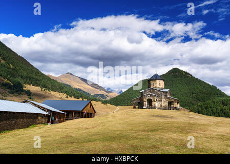 Alte Kirche der Hl. Dreifaltigkeit in Shenako Dorf am Südhang des größeren Kaukasus im Herbst. Tuscheti Region. Georgien Stockfoto