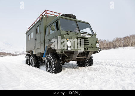 Alte schwedische militärische Auto Volvo Laplander C304 (6WD) Farbe Khaki, verwendet in Kamtschatka als eine touristische Fahrten im Schnee entlang einer Landstraße. Stockfoto