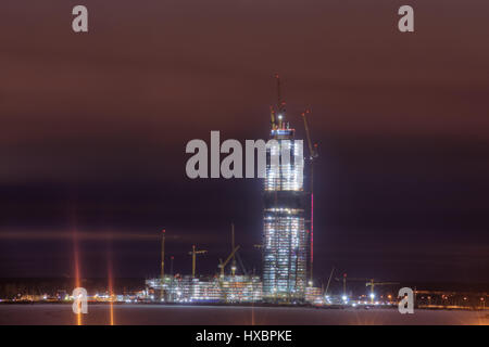 Sankt-Petersburg, Russland-28. Dezember 2016: Wolkenkratzer Going Up, im Bau Lachta Zentrum, Gazprom-Tower, St. Petersburg, Russland, Nachtansicht, Stockfoto