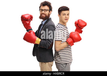 Mann und Teenager tragen Boxhandschuhe und schaut in die Kamera, die isoliert auf weißem Hintergrund Stockfoto