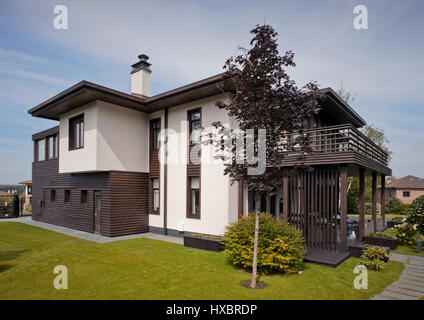 Luxuriöses Landhaus in der Nähe von Moskau; Architektur der Villa; außen; private Residenz; Einfamilienhaus Stockfoto