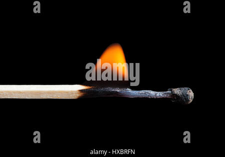 Brennen Sie Spiel auf schwarzem Hintergrund Stockfoto
