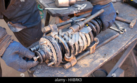 Auto-Mechaniker arbeiten am Stoßdämpfer in garage Stockfoto